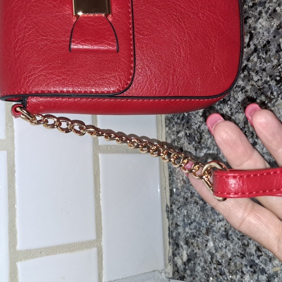 Beautiful Red & Gold Bow Detail Gold Chain Crossbody W/ Matching Wristlet Bag. - Picture 3 of 11